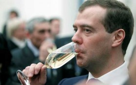 Postările scandaloase ale lui Dmitri Medvedev coincid cu datele livrării de vin din podgoriile lui